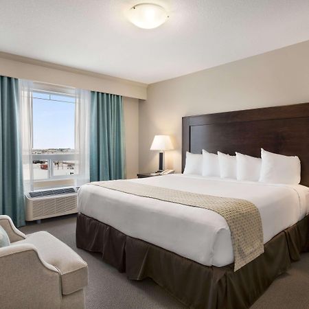 Ramada By Wyndham Emerald Park/Regina East Extérieur photo