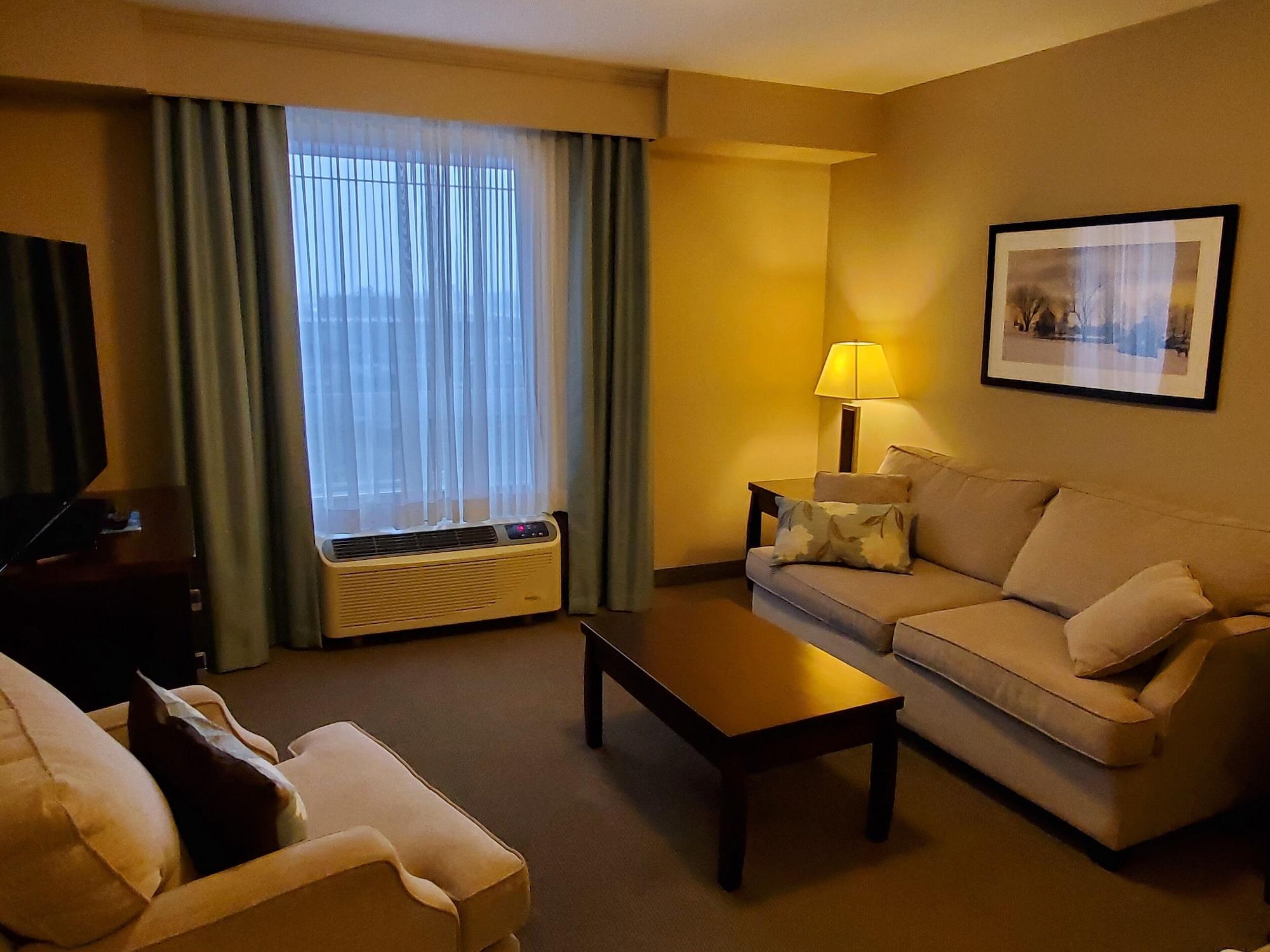 Ramada By Wyndham Emerald Park/Regina East Extérieur photo