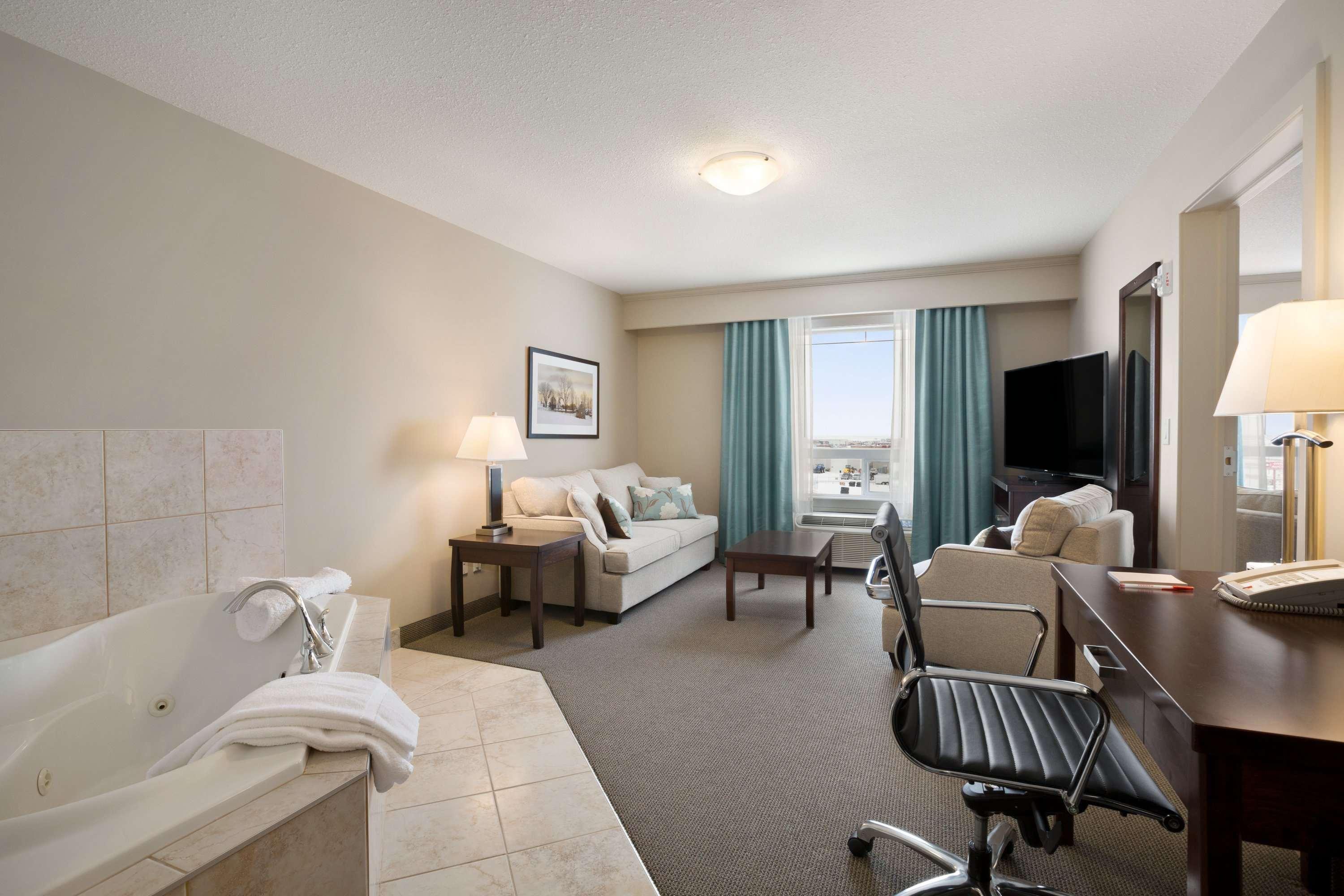 Ramada By Wyndham Emerald Park/Regina East Extérieur photo