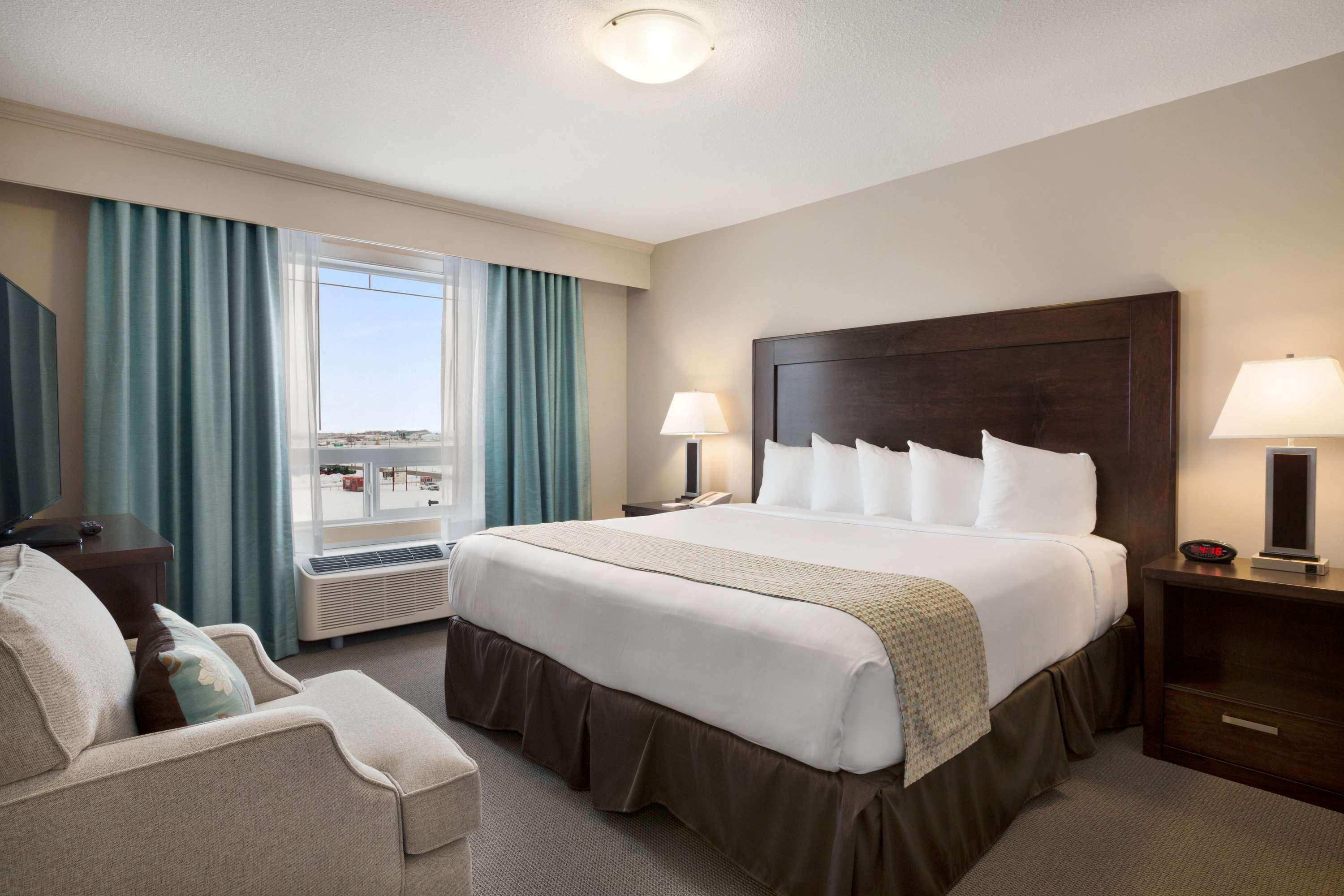 Ramada By Wyndham Emerald Park/Regina East Extérieur photo