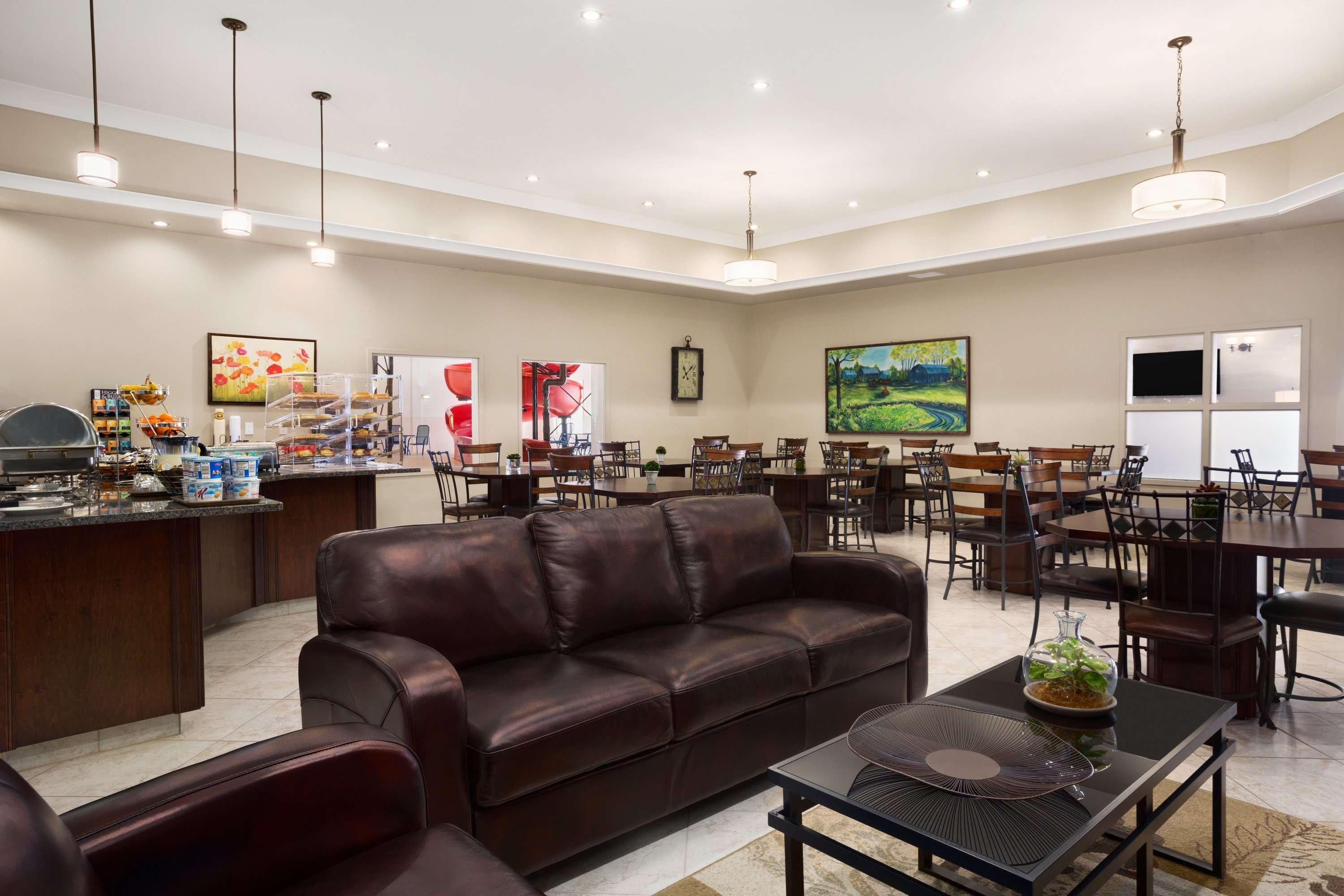 Ramada By Wyndham Emerald Park/Regina East Extérieur photo