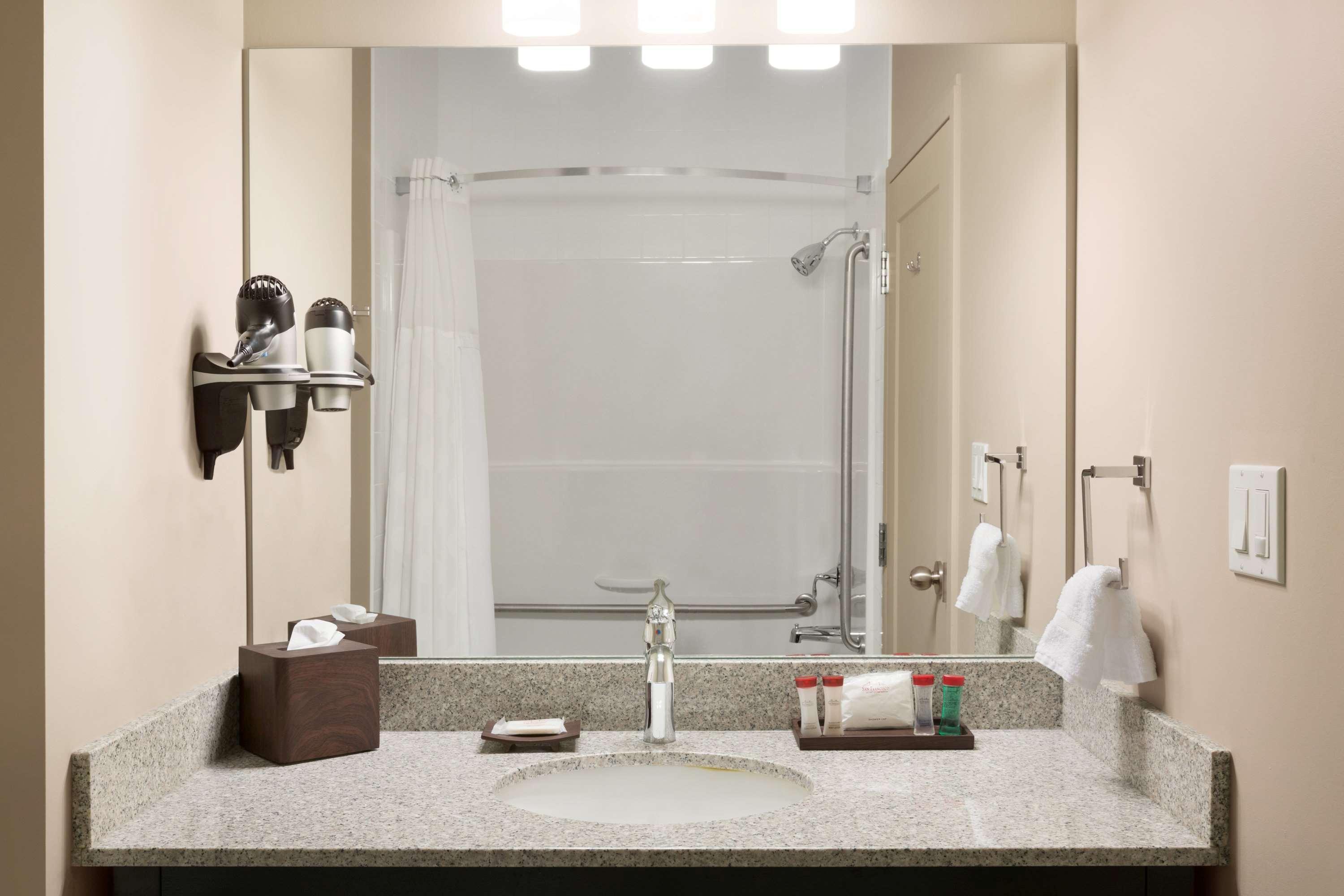Ramada By Wyndham Emerald Park/Regina East Extérieur photo