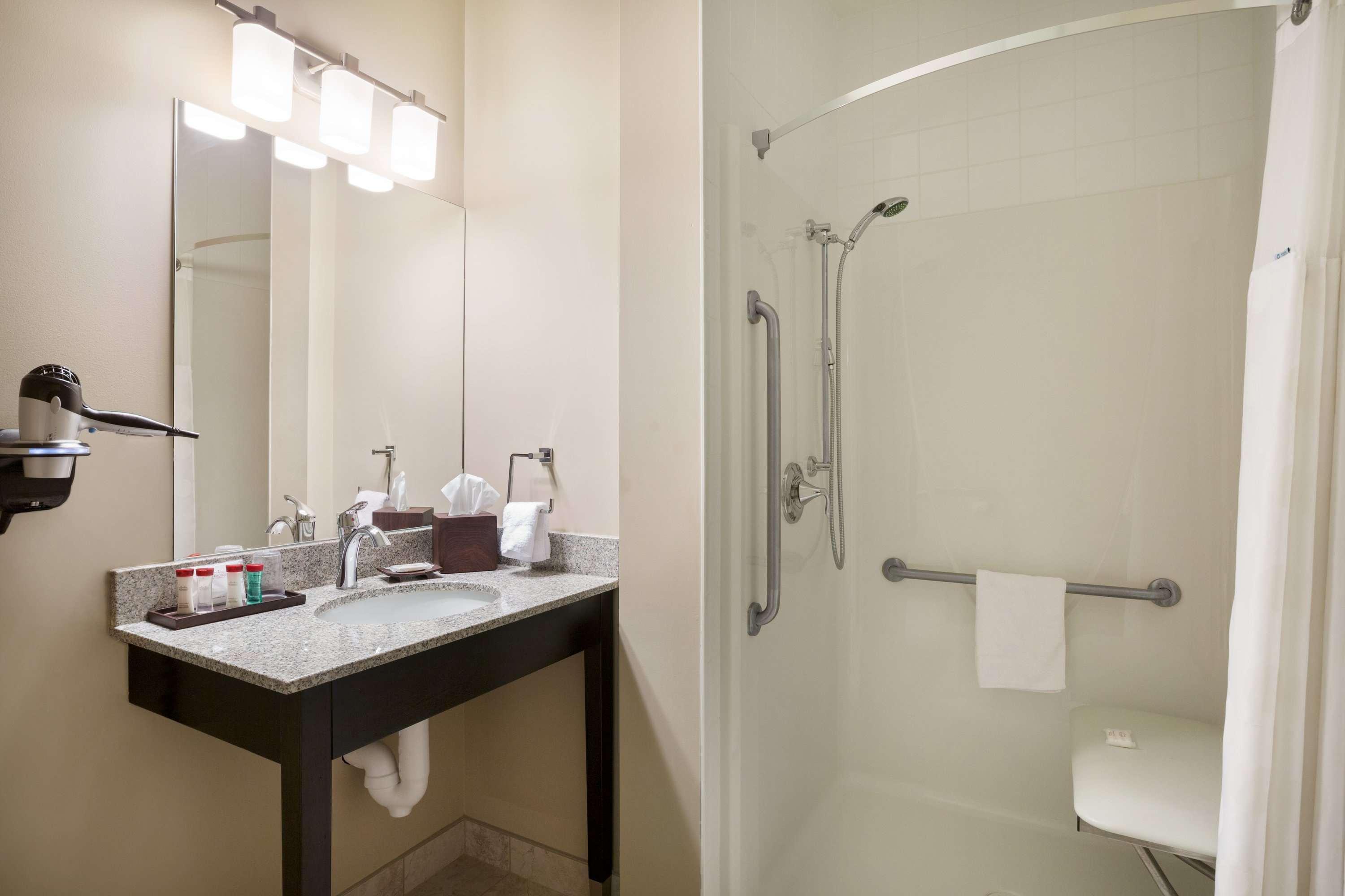 Ramada By Wyndham Emerald Park/Regina East Extérieur photo
