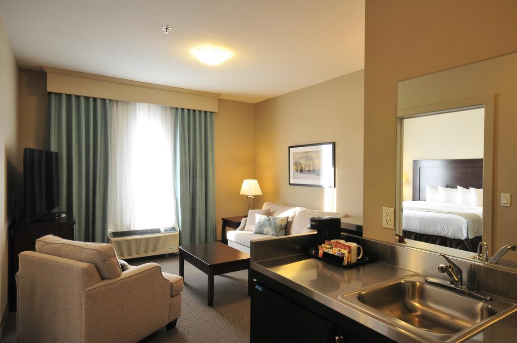 Ramada By Wyndham Emerald Park/Regina East Chambre photo