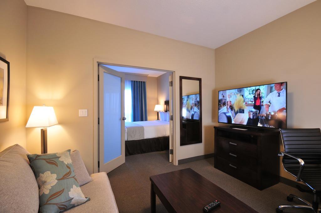 Ramada By Wyndham Emerald Park/Regina East Chambre photo