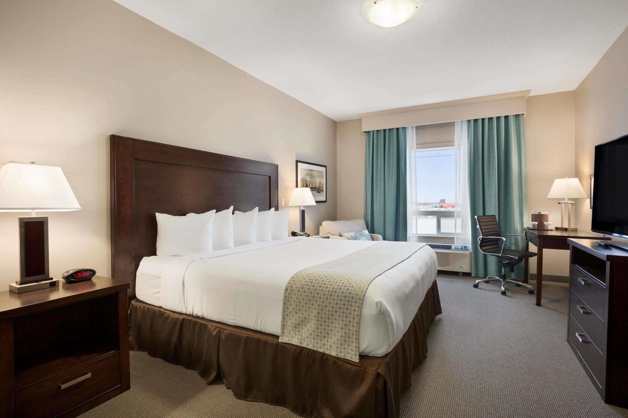 Ramada By Wyndham Emerald Park/Regina East Extérieur photo